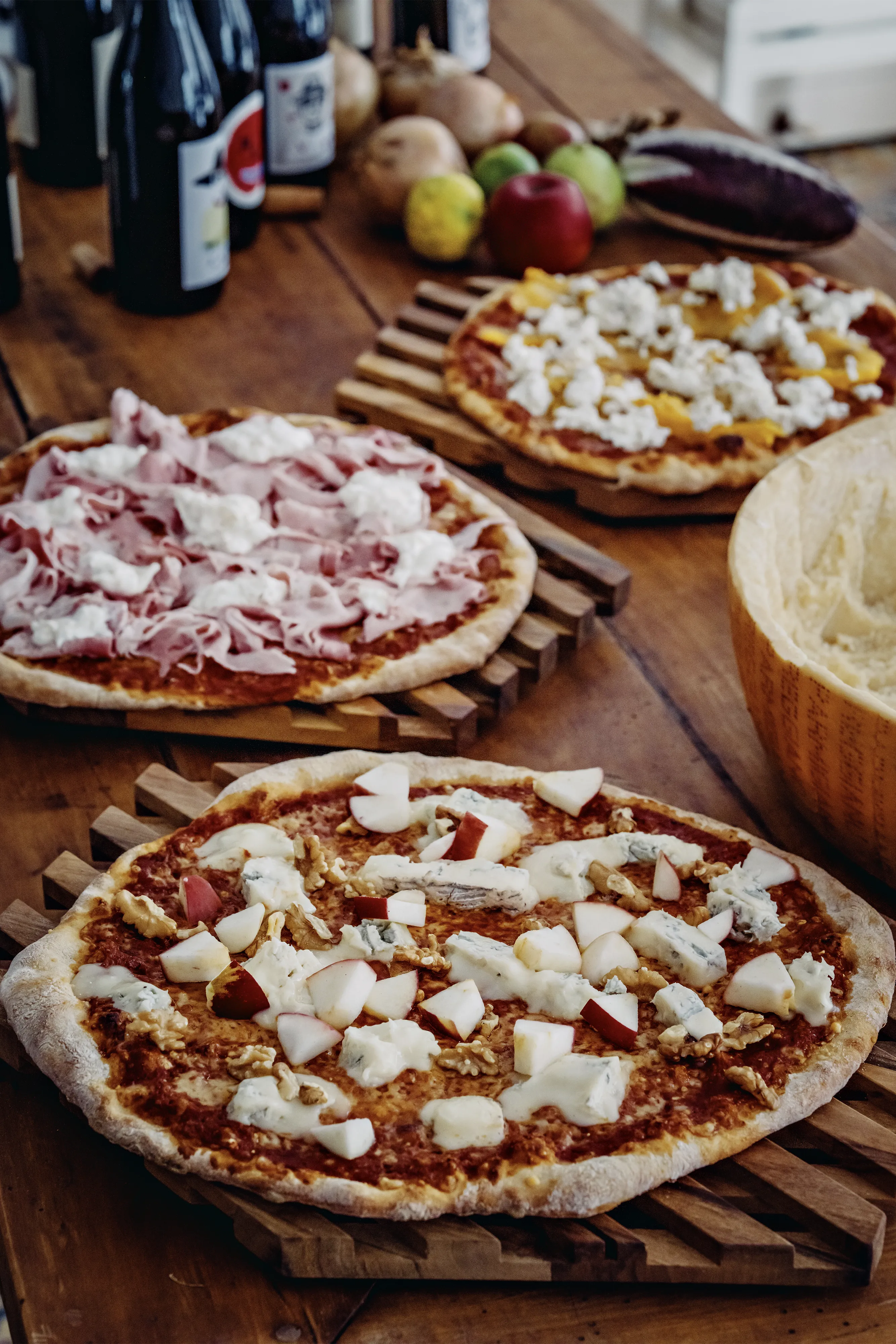 Trio de pizzas sur leurs planches à découper