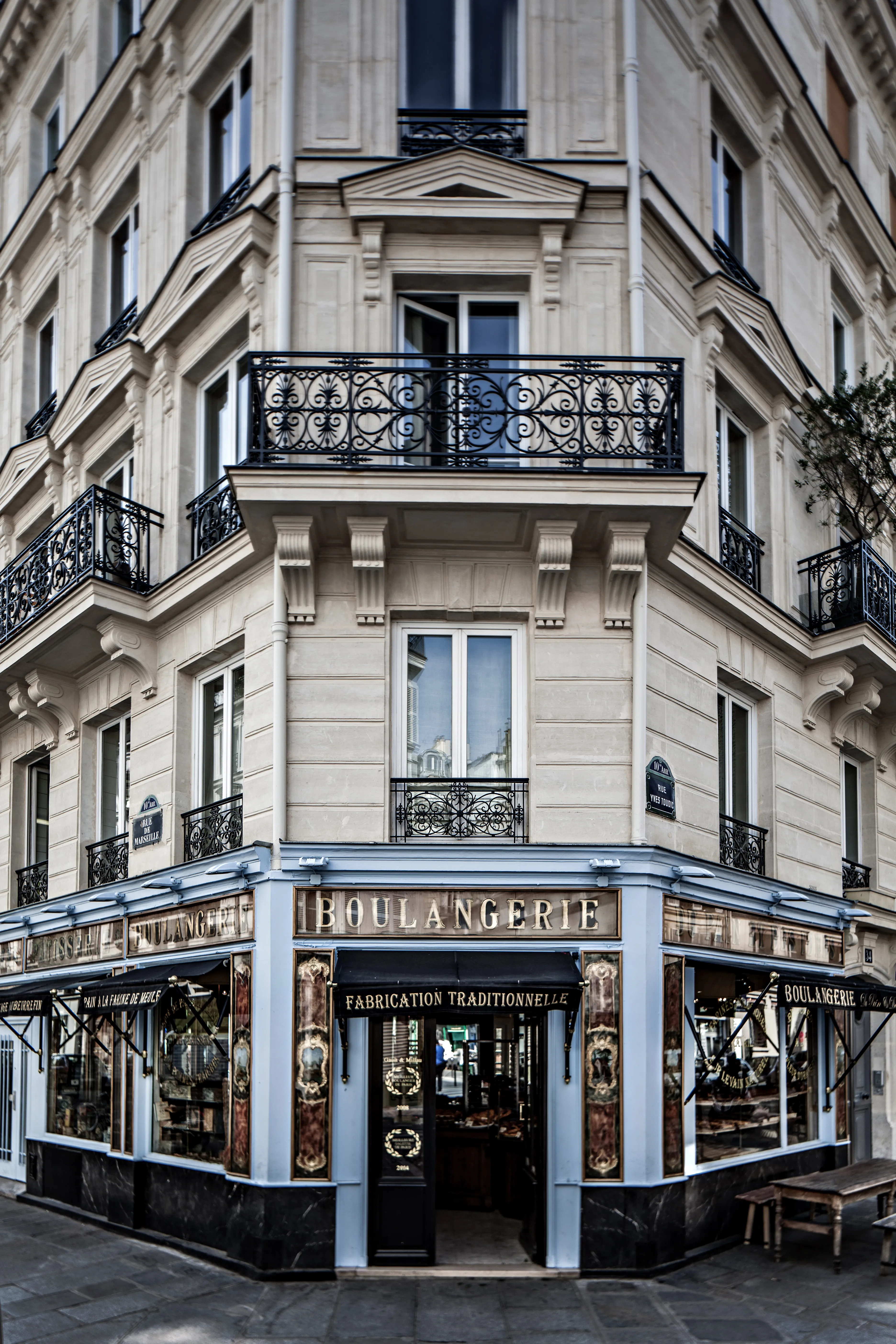 Façade classée de la boulangerie Du Pain et des Idées, à l’angle de la rue Yves Toudic et de la rue de Marseille à Paris.