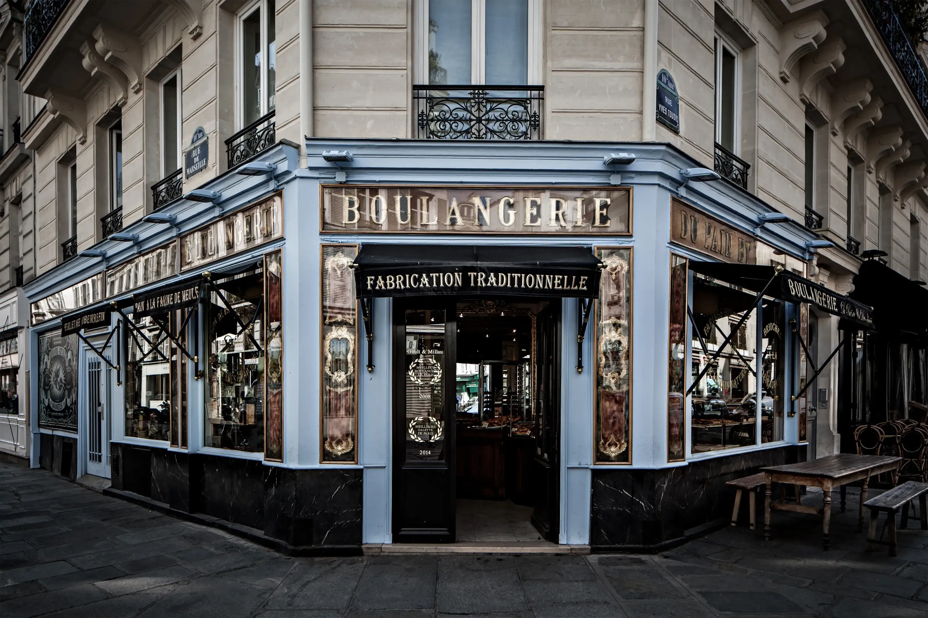 Façade classée de la boulangerie Du Pain et des Idées, à l’angle de la rue Yves Toudic et de la rue de Marseille à Paris.