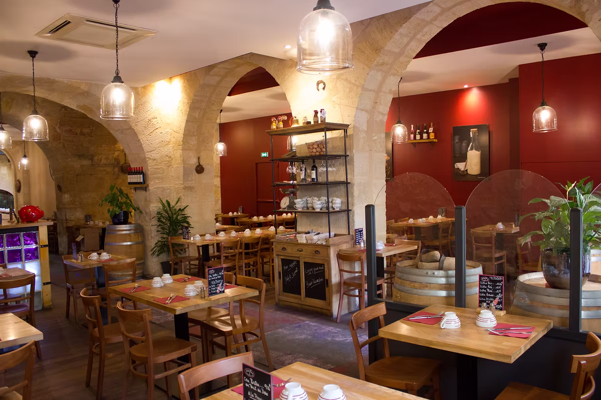 Salle de restaurant de la creperie nom d'une crepe à Bordeaux. Venez y déguster les meilleures crepes et galettes sucrées et salées. Seul ou accompagné, vous pouvez aussi venir en groupe. Nous vous proposons aussi les meilleurs cidres de Bretagne ainsi que des vins choisis méticuleusement.